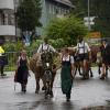 Am Samstag fand der Viehscheid in Immenstadt statt. Ab 09:00 Uhr zogen 10 Alpe mit über 800 Tieren durch die Stadt auf den Viehscheidhof. Leider spielte das Wetter nicht mit. Die ganze Zeit war es bewölkt und immer wieder trieb ein Regenschauer die zahlreichen Schaulustigen schutzsuchend unter die Regenschirme. Glücklicherweise gab es genug überdachte Verkaufsstände und ein Festzelt, dass dank des Wetters gut besucht war.