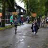 Am Samstag fand der Viehscheid in Immenstadt statt. Ab 09:00 Uhr zogen 10 Alpe mit über 800 Tieren durch die Stadt auf den Viehscheidhof. Leider spielte das Wetter nicht mit. Die ganze Zeit war es bewölkt und immer wieder trieb ein Regenschauer die zahlreichen Schaulustigen schutzsuchend unter die Regenschirme. Glücklicherweise gab es genug überdachte Verkaufsstände und ein Festzelt, dass dank des Wetters gut besucht war.