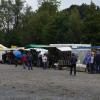 Am Samstag fand der Viehscheid in Immenstadt statt. Ab 09:00 Uhr zogen 10 Alpe mit über 800 Tieren durch die Stadt auf den Viehscheidhof. Leider spielte das Wetter nicht mit. Die ganze Zeit war es bewölkt und immer wieder trieb ein Regenschauer die zahlreichen Schaulustigen schutzsuchend unter die Regenschirme. Glücklicherweise gab es genug überdachte Verkaufsstände und ein Festzelt, dass dank des Wetters gut besucht war.