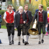 Am Samstag fand der Viehscheid in Immenstadt statt. Ab 09:00 Uhr zogen 10 Alpe mit über 800 Tieren durch die Stadt auf den Viehscheidhof. Leider spielte das Wetter nicht mit. Die ganze Zeit war es bewölkt und immer wieder trieb ein Regenschauer die zahlreichen Schaulustigen schutzsuchend unter die Regenschirme. Glücklicherweise gab es genug überdachte Verkaufsstände und ein Festzelt, dass dank des Wetters gut besucht war.