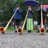 Am Samstag fand der Viehscheid in Immenstadt statt. Ab 09:00 Uhr zogen 10 Alpe mit über 800 Tieren durch die Stadt auf den Viehscheidhof. Leider spielte das Wetter nicht mit. Die ganze Zeit war es bewölkt und immer wieder trieb ein Regenschauer die zahlreichen Schaulustigen schutzsuchend unter die Regenschirme. Glücklicherweise gab es genug überdachte Verkaufsstände und ein Festzelt, dass dank des Wetters gut besucht war.