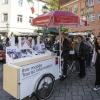 Am Freitag trafen in Memmingen die italienischen Gäste aus Teramo der Partnerstadt Memmingens. Die Gäste aus Teramo kommen mit zahlreichen landestypischen Spezialitäten nach Memmingen. Sie haben Salami, Parmesan, Weine und zahlreiche Köstlichkeiten im Gepäck. Der Verkauf auf dem Manghausplatz (bei Witt Weiden/Maximilianstrasse) findet von Donnerstag, 8. September, bis Samstag, 10. September statt. Oberbürgermeister Manfred Schilder begrüßte die Besucher aus der Partnerstadt am Freitag.