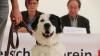 Der Tag der offenen Tür am vergangenen Sonntag im Tierheim Memmingen war ein voller Erfolg. Neben einer WAU-WOW-Schau, der Vorführung von Hunden aus dem Tierheim und einer Vorführung der BRK Rettungshundestaffel, hatten die zahlreichen Besucher auch die Möglichkeit sich einen Einblick in den Alltag der Tierpfleger zu verschaffen. Um die Teilnehmer der WAU-WOW-Schau zu bewerten, waren unter anderem Landrat Alex Eder, Oberbürgermeister Manfred Schilder und der Leiter der Polizeiinspektion Memmingen Joachim Huber in der Jury. 
﻿Finanzierung durch Spenden Das 1970 erbaute Tierheim wird nur durch Spenden, Mitgliedsbeiträgen und Pauschalzahlungen von Stadt und Gemeinden finanziert. Momentan sind im Memminger Tierheim rund 230 Tiere untergebracht, ein Großteil davon sind Katzen. Neben den üblichen Haustieren wie Hunden, Katzen, Mäusen und Vögeln, waren im Tierheim auch schon ein Krokodil, ein Nasenbär und eine Schwarze Witwe zu Gast.