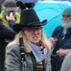 Klein aber fein, war der Viehscheid am Samstagvormittag in Jungholz. Bei strömendem Regen, kamen die Alpe Älpele und die Alpe Stubental zurück ins Tal. Begleitet wurden die Herden von knapp 100 Kühen. Von vielen Einheimischen und auch Urlaubern, wurden die Tiere und ihre Hirtinnen und Hirten im Tal begrüßt.