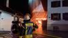 Großeinsatz für die Feuerwehr in der Nacht zum Dienstag in Sulzschneid (Marktoberdorf). Gegen 0:30 Uhr war in einem Wirtschaftsteil eines Bauernhofs ein Feuer ausgebrochen. Die Flammen griffen daraufhin auf einen benachbarten Hof über - auch hier Stand der Wirtschaftsteil kurze Zeit später in Vollbrand. Aufgrund des heftigen Funkenflugs entzündete sich dann auch die Kaminverkleidung eines dritten Bauernhofes. 
[video]https://www.youtube.com/watch?v=ASdrUiHCD-s[/video]
Bis zu drei Millionen Euro Sachschaden
Dank des schnellen Eingreifens der Feuerwehren aus Aitrang, Bertoldshofen, Lengenwang, Marktoberdorf, Obergünzburg, Rieder, Stötten und Sulzschneid konnte ein Übergreifen der Flammen auf die Wohngebäude der Höfe verhindert werden. Der Sachschaden beläuft sich jedoch trotzdem auf bis zu drei Millionen Euro. Eine Person leicht verletzt
Bei dem Feuer zog sich eine Person leichte Verletzungen zu. Aktuell ist noch unklar, wie es zu dem Feuer kommen konnte. Die Polizeiinspektion Kaufbeuren und der Kriminaldauerdienst Memmingen haben die ersten Ermittlungen vor Ort durchgeführt. Weitere Ermittlungen führt das Fachkommissariat der Kripo Kempten. Insgesamt waren 170 Einsatzkräfte der Feuerwehr vor Ort.
Auch Feuer in WertachBei einem weiteren Brand im Allgäu ist am Montag ebenfalls ein Schaden in Millionenhöhe entstanden. Rund 150 Feuerwehrleute waren bei demFeuer in Wertach im Einsatz.