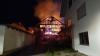 Großeinsatz für die Feuerwehr in der Nacht zum Dienstag in Sulzschneid (Marktoberdorf). Gegen 0:30 Uhr war in einem Wirtschaftsteil eines Bauernhofs ein Feuer ausgebrochen. Die Flammen griffen daraufhin auf einen benachbarten Hof über - auch hier Stand der Wirtschaftsteil kurze Zeit später in Vollbrand. Aufgrund des heftigen Funkenflugs entzündete sich dann auch die Kaminverkleidung eines dritten Bauernhofes. 
[video]https://www.youtube.com/watch?v=ASdrUiHCD-s[/video]
Bis zu drei Millionen Euro Sachschaden
Dank des schnellen Eingreifens der Feuerwehren aus Aitrang, Bertoldshofen, Lengenwang, Marktoberdorf, Obergünzburg, Rieder, Stötten und Sulzschneid konnte ein Übergreifen der Flammen auf die Wohngebäude der Höfe verhindert werden. Der Sachschaden beläuft sich jedoch trotzdem auf bis zu drei Millionen Euro. Eine Person leicht verletzt
Bei dem Feuer zog sich eine Person leichte Verletzungen zu. Aktuell ist noch unklar, wie es zu dem Feuer kommen konnte. Die Polizeiinspektion Kaufbeuren und der Kriminaldauerdienst Memmingen haben die ersten Ermittlungen vor Ort durchgeführt. Weitere Ermittlungen führt das Fachkommissariat der Kripo Kempten. Insgesamt waren 170 Einsatzkräfte der Feuerwehr vor Ort.
Auch Feuer in WertachBei einem weiteren Brand im Allgäu ist am Montag ebenfalls ein Schaden in Millionenhöhe entstanden. Rund 150 Feuerwehrleute waren bei demFeuer in Wertach im Einsatz.