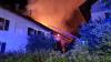 Großeinsatz für die Feuerwehr in der Nacht zum Dienstag in Sulzschneid (Marktoberdorf). Gegen 0:30 Uhr war in einem Wirtschaftsteil eines Bauernhofs ein Feuer ausgebrochen. Die Flammen griffen daraufhin auf einen benachbarten Hof über - auch hier Stand der Wirtschaftsteil kurze Zeit später in Vollbrand. Aufgrund des heftigen Funkenflugs entzündete sich dann auch die Kaminverkleidung eines dritten Bauernhofes. 
[video]https://www.youtube.com/watch?v=ASdrUiHCD-s[/video]
Bis zu drei Millionen Euro Sachschaden
Dank des schnellen Eingreifens der Feuerwehren aus Aitrang, Bertoldshofen, Lengenwang, Marktoberdorf, Obergünzburg, Rieder, Stötten und Sulzschneid konnte ein Übergreifen der Flammen auf die Wohngebäude der Höfe verhindert werden. Der Sachschaden beläuft sich jedoch trotzdem auf bis zu drei Millionen Euro. Eine Person leicht verletzt
Bei dem Feuer zog sich eine Person leichte Verletzungen zu. Aktuell ist noch unklar, wie es zu dem Feuer kommen konnte. Die Polizeiinspektion Kaufbeuren und der Kriminaldauerdienst Memmingen haben die ersten Ermittlungen vor Ort durchgeführt. Weitere Ermittlungen führt das Fachkommissariat der Kripo Kempten. Insgesamt waren 170 Einsatzkräfte der Feuerwehr vor Ort.
Auch Feuer in WertachBei einem weiteren Brand im Allgäu ist am Montag ebenfalls ein Schaden in Millionenhöhe entstanden. Rund 150 Feuerwehrleute waren bei demFeuer in Wertach im Einsatz.