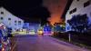 Großeinsatz für die Feuerwehr in der Nacht zum Dienstag in Sulzschneid (Marktoberdorf). Gegen 0:30 Uhr war in einem Wirtschaftsteil eines Bauernhofs ein Feuer ausgebrochen. Die Flammen griffen daraufhin auf einen benachbarten Hof über - auch hier Stand der Wirtschaftsteil kurze Zeit später in Vollbrand. Aufgrund des heftigen Funkenflugs entzündete sich dann auch die Kaminverkleidung eines dritten Bauernhofes. 
[video]https://www.youtube.com/watch?v=ASdrUiHCD-s[/video]
Bis zu drei Millionen Euro Sachschaden
Dank des schnellen Eingreifens der Feuerwehren aus Aitrang, Bertoldshofen, Lengenwang, Marktoberdorf, Obergünzburg, Rieder, Stötten und Sulzschneid konnte ein Übergreifen der Flammen auf die Wohngebäude der Höfe verhindert werden. Der Sachschaden beläuft sich jedoch trotzdem auf bis zu drei Millionen Euro. Eine Person leicht verletzt
Bei dem Feuer zog sich eine Person leichte Verletzungen zu. Aktuell ist noch unklar, wie es zu dem Feuer kommen konnte. Die Polizeiinspektion Kaufbeuren und der Kriminaldauerdienst Memmingen haben die ersten Ermittlungen vor Ort durchgeführt. Weitere Ermittlungen führt das Fachkommissariat der Kripo Kempten. Insgesamt waren 170 Einsatzkräfte der Feuerwehr vor Ort.
Auch Feuer in WertachBei einem weiteren Brand im Allgäu ist am Montag ebenfalls ein Schaden in Millionenhöhe entstanden. Rund 150 Feuerwehrleute waren bei demFeuer in Wertach im Einsatz.