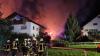 Großeinsatz für die Feuerwehr in der Nacht zum Dienstag in Sulzschneid (Marktoberdorf). Gegen 0:30 Uhr war in einem Wirtschaftsteil eines Bauernhofs ein Feuer ausgebrochen. Die Flammen griffen daraufhin auf einen benachbarten Hof über - auch hier Stand der Wirtschaftsteil kurze Zeit später in Vollbrand. Aufgrund des heftigen Funkenflugs entzündete sich dann auch die Kaminverkleidung eines dritten Bauernhofes. 
[video]https://www.youtube.com/watch?v=ASdrUiHCD-s[/video]
Bis zu drei Millionen Euro Sachschaden
Dank des schnellen Eingreifens der Feuerwehren aus Aitrang, Bertoldshofen, Lengenwang, Marktoberdorf, Obergünzburg, Rieder, Stötten und Sulzschneid konnte ein Übergreifen der Flammen auf die Wohngebäude der Höfe verhindert werden. Der Sachschaden beläuft sich jedoch trotzdem auf bis zu drei Millionen Euro. Eine Person leicht verletzt
Bei dem Feuer zog sich eine Person leichte Verletzungen zu. Aktuell ist noch unklar, wie es zu dem Feuer kommen konnte. Die Polizeiinspektion Kaufbeuren und der Kriminaldauerdienst Memmingen haben die ersten Ermittlungen vor Ort durchgeführt. Weitere Ermittlungen führt das Fachkommissariat der Kripo Kempten. Insgesamt waren 170 Einsatzkräfte der Feuerwehr vor Ort.
Auch Feuer in WertachBei einem weiteren Brand im Allgäu ist am Montag ebenfalls ein Schaden in Millionenhöhe entstanden. Rund 150 Feuerwehrleute waren bei demFeuer in Wertach im Einsatz.