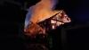 Großeinsatz für die Feuerwehr in der Nacht zum Dienstag in Sulzschneid (Marktoberdorf). Gegen 0:30 Uhr war in einem Wirtschaftsteil eines Bauernhofs ein Feuer ausgebrochen. Die Flammen griffen daraufhin auf einen benachbarten Hof über - auch hier Stand der Wirtschaftsteil kurze Zeit später in Vollbrand. Aufgrund des heftigen Funkenflugs entzündete sich dann auch die Kaminverkleidung eines dritten Bauernhofes. 
[video]https://www.youtube.com/watch?v=ASdrUiHCD-s[/video]
Bis zu drei Millionen Euro Sachschaden
Dank des schnellen Eingreifens der Feuerwehren aus Aitrang, Bertoldshofen, Lengenwang, Marktoberdorf, Obergünzburg, Rieder, Stötten und Sulzschneid konnte ein Übergreifen der Flammen auf die Wohngebäude der Höfe verhindert werden. Der Sachschaden beläuft sich jedoch trotzdem auf bis zu drei Millionen Euro. Eine Person leicht verletzt
Bei dem Feuer zog sich eine Person leichte Verletzungen zu. Aktuell ist noch unklar, wie es zu dem Feuer kommen konnte. Die Polizeiinspektion Kaufbeuren und der Kriminaldauerdienst Memmingen haben die ersten Ermittlungen vor Ort durchgeführt. Weitere Ermittlungen führt das Fachkommissariat der Kripo Kempten. Insgesamt waren 170 Einsatzkräfte der Feuerwehr vor Ort.
Auch Feuer in WertachBei einem weiteren Brand im Allgäu ist am Montag ebenfalls ein Schaden in Millionenhöhe entstanden. Rund 150 Feuerwehrleute waren bei demFeuer in Wertach im Einsatz.
