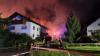 Großeinsatz für die Feuerwehr in der Nacht zum Dienstag in Sulzschneid (Marktoberdorf). Gegen 0:30 Uhr war in einem Wirtschaftsteil eines Bauernhofs ein Feuer ausgebrochen. Die Flammen griffen daraufhin auf einen benachbarten Hof über - auch hier Stand der Wirtschaftsteil kurze Zeit später in Vollbrand. Aufgrund des heftigen Funkenflugs entzündete sich dann auch die Kaminverkleidung eines dritten Bauernhofes. 
[video]https://www.youtube.com/watch?v=ASdrUiHCD-s[/video]
Bis zu drei Millionen Euro Sachschaden
Dank des schnellen Eingreifens der Feuerwehren aus Aitrang, Bertoldshofen, Lengenwang, Marktoberdorf, Obergünzburg, Rieder, Stötten und Sulzschneid konnte ein Übergreifen der Flammen auf die Wohngebäude der Höfe verhindert werden. Der Sachschaden beläuft sich jedoch trotzdem auf bis zu drei Millionen Euro. Eine Person leicht verletzt
Bei dem Feuer zog sich eine Person leichte Verletzungen zu. Aktuell ist noch unklar, wie es zu dem Feuer kommen konnte. Die Polizeiinspektion Kaufbeuren und der Kriminaldauerdienst Memmingen haben die ersten Ermittlungen vor Ort durchgeführt. Weitere Ermittlungen führt das Fachkommissariat der Kripo Kempten. Insgesamt waren 170 Einsatzkräfte der Feuerwehr vor Ort.
Auch Feuer in WertachBei einem weiteren Brand im Allgäu ist am Montag ebenfalls ein Schaden in Millionenhöhe entstanden. Rund 150 Feuerwehrleute waren bei demFeuer in Wertach im Einsatz.