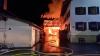 Großeinsatz für die Feuerwehr in der Nacht zum Dienstag in Sulzschneid (Marktoberdorf). Gegen 0:30 Uhr war in einem Wirtschaftsteil eines Bauernhofs ein Feuer ausgebrochen. Die Flammen griffen daraufhin auf einen benachbarten Hof über - auch hier Stand der Wirtschaftsteil kurze Zeit später in Vollbrand. Aufgrund des heftigen Funkenflugs entzündete sich dann auch die Kaminverkleidung eines dritten Bauernhofes. 
[video]https://www.youtube.com/watch?v=ASdrUiHCD-s[/video]
Bis zu drei Millionen Euro Sachschaden
Dank des schnellen Eingreifens der Feuerwehren aus Aitrang, Bertoldshofen, Lengenwang, Marktoberdorf, Obergünzburg, Rieder, Stötten und Sulzschneid konnte ein Übergreifen der Flammen auf die Wohngebäude der Höfe verhindert werden. Der Sachschaden beläuft sich jedoch trotzdem auf bis zu drei Millionen Euro. Eine Person leicht verletzt
Bei dem Feuer zog sich eine Person leichte Verletzungen zu. Aktuell ist noch unklar, wie es zu dem Feuer kommen konnte. Die Polizeiinspektion Kaufbeuren und der Kriminaldauerdienst Memmingen haben die ersten Ermittlungen vor Ort durchgeführt. Weitere Ermittlungen führt das Fachkommissariat der Kripo Kempten. Insgesamt waren 170 Einsatzkräfte der Feuerwehr vor Ort.
Auch Feuer in WertachBei einem weiteren Brand im Allgäu ist am Montag ebenfalls ein Schaden in Millionenhöhe entstanden. Rund 150 Feuerwehrleute waren bei demFeuer in Wertach im Einsatz.