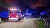 Großeinsatz für die Feuerwehr in der Nacht zum Dienstag in Sulzschneid (Marktoberdorf). Gegen 0:30 Uhr war in einem Wirtschaftsteil eines Bauernhofs ein Feuer ausgebrochen. Die Flammen griffen daraufhin auf einen benachbarten Hof über - auch hier Stand der Wirtschaftsteil kurze Zeit später in Vollbrand. Aufgrund des heftigen Funkenflugs entzündete sich dann auch die Kaminverkleidung eines dritten Bauernhofes. 
[video]https://www.youtube.com/watch?v=ASdrUiHCD-s[/video]
Bis zu drei Millionen Euro Sachschaden
Dank des schnellen Eingreifens der Feuerwehren aus Aitrang, Bertoldshofen, Lengenwang, Marktoberdorf, Obergünzburg, Rieder, Stötten und Sulzschneid konnte ein Übergreifen der Flammen auf die Wohngebäude der Höfe verhindert werden. Der Sachschaden beläuft sich jedoch trotzdem auf bis zu drei Millionen Euro. Eine Person leicht verletzt
Bei dem Feuer zog sich eine Person leichte Verletzungen zu. Aktuell ist noch unklar, wie es zu dem Feuer kommen konnte. Die Polizeiinspektion Kaufbeuren und der Kriminaldauerdienst Memmingen haben die ersten Ermittlungen vor Ort durchgeführt. Weitere Ermittlungen führt das Fachkommissariat der Kripo Kempten. Insgesamt waren 170 Einsatzkräfte der Feuerwehr vor Ort.
Auch Feuer in WertachBei einem weiteren Brand im Allgäu ist am Montag ebenfalls ein Schaden in Millionenhöhe entstanden. Rund 150 Feuerwehrleute waren bei demFeuer in Wertach im Einsatz.