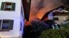 Großeinsatz für die Feuerwehr in der Nacht zum Dienstag in Sulzschneid (Marktoberdorf). Gegen 0:30 Uhr war in einem Wirtschaftsteil eines Bauernhofs ein Feuer ausgebrochen. Die Flammen griffen daraufhin auf einen benachbarten Hof über - auch hier Stand der Wirtschaftsteil kurze Zeit später in Vollbrand. Aufgrund des heftigen Funkenflugs entzündete sich dann auch die Kaminverkleidung eines dritten Bauernhofes. 
[video]https://www.youtube.com/watch?v=ASdrUiHCD-s[/video]
Bis zu drei Millionen Euro Sachschaden
Dank des schnellen Eingreifens der Feuerwehren aus Aitrang, Bertoldshofen, Lengenwang, Marktoberdorf, Obergünzburg, Rieder, Stötten und Sulzschneid konnte ein Übergreifen der Flammen auf die Wohngebäude der Höfe verhindert werden. Der Sachschaden beläuft sich jedoch trotzdem auf bis zu drei Millionen Euro. Eine Person leicht verletzt
Bei dem Feuer zog sich eine Person leichte Verletzungen zu. Aktuell ist noch unklar, wie es zu dem Feuer kommen konnte. Die Polizeiinspektion Kaufbeuren und der Kriminaldauerdienst Memmingen haben die ersten Ermittlungen vor Ort durchgeführt. Weitere Ermittlungen führt das Fachkommissariat der Kripo Kempten. Insgesamt waren 170 Einsatzkräfte der Feuerwehr vor Ort.
Auch Feuer in WertachBei einem weiteren Brand im Allgäu ist am Montag ebenfalls ein Schaden in Millionenhöhe entstanden. Rund 150 Feuerwehrleute waren bei demFeuer in Wertach im Einsatz.