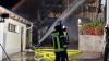 Großeinsatz für die Feuerwehr in der Nacht zum Dienstag in Sulzschneid (Marktoberdorf). Gegen 0:30 Uhr war in einem Wirtschaftsteil eines Bauernhofs ein Feuer ausgebrochen. Die Flammen griffen daraufhin auf einen benachbarten Hof über - auch hier Stand der Wirtschaftsteil kurze Zeit später in Vollbrand. Aufgrund des heftigen Funkenflugs entzündete sich dann auch die Kaminverkleidung eines dritten Bauernhofes. 
[video]https://www.youtube.com/watch?v=ASdrUiHCD-s[/video]
Bis zu drei Millionen Euro Sachschaden
Dank des schnellen Eingreifens der Feuerwehren aus Aitrang, Bertoldshofen, Lengenwang, Marktoberdorf, Obergünzburg, Rieder, Stötten und Sulzschneid konnte ein Übergreifen der Flammen auf die Wohngebäude der Höfe verhindert werden. Der Sachschaden beläuft sich jedoch trotzdem auf bis zu drei Millionen Euro. Eine Person leicht verletzt
Bei dem Feuer zog sich eine Person leichte Verletzungen zu. Aktuell ist noch unklar, wie es zu dem Feuer kommen konnte. Die Polizeiinspektion Kaufbeuren und der Kriminaldauerdienst Memmingen haben die ersten Ermittlungen vor Ort durchgeführt. Weitere Ermittlungen führt das Fachkommissariat der Kripo Kempten. Insgesamt waren 170 Einsatzkräfte der Feuerwehr vor Ort.
Auch Feuer in WertachBei einem weiteren Brand im Allgäu ist am Montag ebenfalls ein Schaden in Millionenhöhe entstanden. Rund 150 Feuerwehrleute waren bei demFeuer in Wertach im Einsatz.