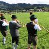 Am Sonntag fand das Albhornbläsertreffen bei Wertach statt. Nach einem Gottesdienst, dem Frühshoppen und Vorträgen der 4 Landkreise und den "Geiselschnöller" aus Nesselwang, gab es einen Gemeinschaftschor mit 160 Albhornbläserrinnen und Bläser. "Es ist Atemberaubend so etwas zu hören. Der Klang ist einzigartig wenn so viele Alphörner auf einmal zu hören sind", so Katja Gehring aus Wertach.