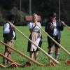 Am Sonntag fand das Albhornbläsertreffen bei Wertach statt. Nach einem Gottesdienst, dem Frühshoppen und Vorträgen der 4 Landkreise und den "Geiselschnöller" aus Nesselwang, gab es einen Gemeinschaftschor mit 160 Albhornbläserrinnen und Bläser. "Es ist Atemberaubend so etwas zu hören. Der Klang ist einzigartig wenn so viele Alphörner auf einmal zu hören sind", so Katja Gehring aus Wertach.
