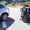 Am Montagmittag hat sich ein Motorradfahrer bei einem Verkehrsunfall am Riedbergpass bei Obermaiselstein schwer verletzt. Der Motorradfahrer war, wie ein Polizeibeamter vor Ort berichtete, gerade dabei drei vor ihm fahrende Fahrzeuge zu überholen. Allerdings übersah er bei dem Überholmanöver einen entgegenkommenden VW, der gerade links auf einen Parkplatz abbiegen wollte. 
Schwer verletzt, aber nicht in LebensgefahrDer Motorradfahrer knallte daraufhin in die Seite des abbiegenden Autos. Der Polizei zufolge zog er sich dabei schwere Verletzungen zu. Er war aber glücklicherweise bei Bewusstsein und die Verletzungen sind nicht lebensgefährlich. Der Motorradfahrer wurde in ein Krankenhaus gebracht. 

Weitere Informationen folgen.