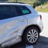 Am Montagmittag hat sich ein Motorradfahrer bei einem Verkehrsunfall am Riedbergpass bei Obermaiselstein schwer verletzt. Der Motorradfahrer war, wie ein Polizeibeamter vor Ort berichtete, gerade dabei drei vor ihm fahrende Fahrzeuge zu überholen. Allerdings übersah er bei dem Überholmanöver einen entgegenkommenden VW, der gerade links auf einen Parkplatz abbiegen wollte. 
Schwer verletzt, aber nicht in LebensgefahrDer Motorradfahrer knallte daraufhin in die Seite des abbiegenden Autos. Der Polizei zufolge zog er sich dabei schwere Verletzungen zu. Er war aber glücklicherweise bei Bewusstsein und die Verletzungen sind nicht lebensgefährlich. Der Motorradfahrer wurde in ein Krankenhaus gebracht. 

Weitere Informationen folgen.