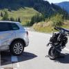 Am Montagmittag hat sich ein Motorradfahrer bei einem Verkehrsunfall am Riedbergpass bei Obermaiselstein schwer verletzt. Der Motorradfahrer war, wie ein Polizeibeamter vor Ort berichtete, gerade dabei drei vor ihm fahrende Fahrzeuge zu überholen. Allerdings übersah er bei dem Überholmanöver einen entgegenkommenden VW, der gerade links auf einen Parkplatz abbiegen wollte. 
Schwer verletzt, aber nicht in LebensgefahrDer Motorradfahrer knallte daraufhin in die Seite des abbiegenden Autos. Der Polizei zufolge zog er sich dabei schwere Verletzungen zu. Er war aber glücklicherweise bei Bewusstsein und die Verletzungen sind nicht lebensgefährlich. Der Motorradfahrer wurde in ein Krankenhaus gebracht. 

Weitere Informationen folgen.