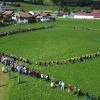 Am Sonntag fand das Albhornbläsertreffen bei Wertach statt. Nach einem Gottesdienst, dem Frühshoppen und Vorträgen der 4 Landkreise und den "Geiselschnöller" aus Nesselwang, gab es einen Gemeinschaftschor mit 160 Albhornbläserrinnen und Bläser. "Es ist Atemberaubend so etwas zu hören. Der Klang ist einzigartig wenn so viele Alphörner auf einmal zu hören sind", so Katja Gehring aus Wertach.