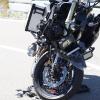 Am Montagmittag hat sich ein Motorradfahrer bei einem Verkehrsunfall am Riedbergpass bei Obermaiselstein schwer verletzt. Der Motorradfahrer war, wie ein Polizeibeamter vor Ort berichtete, gerade dabei drei vor ihm fahrende Fahrzeuge zu überholen. Allerdings übersah er bei dem Überholmanöver einen entgegenkommenden VW, der gerade links auf einen Parkplatz abbiegen wollte. 
Schwer verletzt, aber nicht in LebensgefahrDer Motorradfahrer knallte daraufhin in die Seite des abbiegenden Autos. Der Polizei zufolge zog er sich dabei schwere Verletzungen zu. Er war aber glücklicherweise bei Bewusstsein und die Verletzungen sind nicht lebensgefährlich. Der Motorradfahrer wurde in ein Krankenhaus gebracht. 

Weitere Informationen folgen.