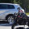 Am Montagmittag hat sich ein Motorradfahrer bei einem Verkehrsunfall am Riedbergpass bei Obermaiselstein schwer verletzt. Der Motorradfahrer war, wie ein Polizeibeamter vor Ort berichtete, gerade dabei drei vor ihm fahrende Fahrzeuge zu überholen. Allerdings übersah er bei dem Überholmanöver einen entgegenkommenden VW, der gerade links auf einen Parkplatz abbiegen wollte. 
Schwer verletzt, aber nicht in LebensgefahrDer Motorradfahrer knallte daraufhin in die Seite des abbiegenden Autos. Der Polizei zufolge zog er sich dabei schwere Verletzungen zu. Er war aber glücklicherweise bei Bewusstsein und die Verletzungen sind nicht lebensgefährlich. Der Motorradfahrer wurde in ein Krankenhaus gebracht. 

Weitere Informationen folgen.