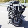 Am Montagmittag hat sich ein Motorradfahrer bei einem Verkehrsunfall am Riedbergpass bei Obermaiselstein schwer verletzt. Der Motorradfahrer war, wie ein Polizeibeamter vor Ort berichtete, gerade dabei drei vor ihm fahrende Fahrzeuge zu überholen. Allerdings übersah er bei dem Überholmanöver einen entgegenkommenden VW, der gerade links auf einen Parkplatz abbiegen wollte. 
Schwer verletzt, aber nicht in LebensgefahrDer Motorradfahrer knallte daraufhin in die Seite des abbiegenden Autos. Der Polizei zufolge zog er sich dabei schwere Verletzungen zu. Er war aber glücklicherweise bei Bewusstsein und die Verletzungen sind nicht lebensgefährlich. Der Motorradfahrer wurde in ein Krankenhaus gebracht. 

Weitere Informationen folgen.