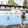 Zum Abschluss der letzten Freibadsaison vor dem Umbau hat es am Samstag eine Abschlussparty gegeben. Das Programm für das Freibadfest endete jedoch früher: Aufgrund der unsicheren Wetterprognose für den Abend haben die Verantwortlichen entschieden, die ab 18 Uhr geplante Pool-Party mit DJ abzusagen.
Buntes ProgrammGeboten wurde zum Beispiel Wassergymnastik, Schnuppertauchen, Aqua-Zumba oder Kanu-Schnuppern. Oberbürgermeister Manfred Schilder begrüßte die Gäste, die leider, auf Grund der Wettevorhersage, erst Mittags mit dem Sonnenschein kamen. Hier sehen Sie die Bilder zur Abschlussparty.