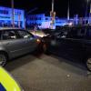 Unfall an der Brüchle-Kreuzung in Sonthofen am Sonntag. Gegen 22 Uhr hatte eine 18-jährige Autofahrerin ein vorfahrtsberechtigtes Auto übersehen und war mit diesem kollidiert. Dabei zog sich einer der Mitfahrer im vorfahrtsberechtigten Fahrzeug leichte Verletzungen zu. An den beiden Autos entstand ein Sachschaden von etwa 25.000 Euro.