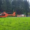 Update 15:35 Uhr:Nach dem tödlichen Unfall in der Starzlachklamm, hat die Staatanwaltschaft Kempten nun Verfahren wegen fahrlässiger Tötung eingeleitet. Erste Ermittlungsergebnisse ergeben der Polizei nach, dass zwei Führern ("Guides") die fahrlässige Tötung der Frau zur Last gelegt wird. Die beiden Guides, eine 32 Jahre alte Frau und ein 49 Jahre alter Mann, betreuten die Gruppe, zu der die 27-jährige Verstorbene gehörte.

Ein weiteres Ermittlungsverfahren wegen fahrlässiger Körperverletzung leitete die Staatsanwaltschaft gegen zwei weitere Guides ein. Diese beiden Guides im Alter von 38 und 60 Jahren leiteten die andere Gruppe des 31-jährigen Verletzten.Zentrale Frage der Ermittlungen: Warum waren die Gruppen in der Klamm?Zu den zentralen Fragen der Ermittlung gehört weiterhin die Frage, wieso  sich die Gruppen trotz der Witterung und des schnell ansteigenden Wasserpegels in der Starzlachklamm befanden. Die weiteren Ermittlungen der Polizei unter Sachleitung der Staatsanwaltschaft Kempten gestalten sich umfangreich. Unter anderem steht noch eine größere Zahl an Zeugenvernehmungen an, sodass die Polizei in den nächsten Tagen voraussichtlich nicht mit neuen Erkenntnissen rechnet.Berichtigung einer VerwechslungAußerdem teilte die Polizei mit, dass ein Umstand der bisherigen Berichterstattung berichtigt werden muss: Bisher hieß es, dass ein 49-jähriger Mann schwer und ein 31-jähriger Mann leicht verletzt worden sind. Dies stellt eine Verwechslung dar. Richtig ist, dass der 49-jährige Mann leicht verletzt wurde und das Krankenhaus gestern im Lauf des Tages wieder verlassen konnte. Der 31-jährige Mann hingegen wurde schwer verletzt und befindet sich noch immer in stationärer Behandlung. Es besteht jedoch keine Lebensgefahr.Update 8:00 Uhr:
Wie gestern bereits berichtet, galt eine 27-jährige Frau in der Starzlachklamm als vermisst, die nach einem starken Anstieg des Wasserpegels mitgerissen wurde. Einsatzkräfte konnten sie heute nur noch tot bergen. Wie die ersten Ermittlungen ergeben haben, befanden sich gestern mehrere Veranstalter mit geführten Canyoning-Touren in der Starzlachklamm. Einige dieser Gruppen wurden offenbar nach dem Starkregen vom binnen 10-15 Minuten rasch ansteigenden Pegel durch die Wassermassen vom weiteren Fortkommen abgeschnitten. Dabei wurden mindestens acht Personen eingeschlossen und mindestens drei Personen mitgerissen, die 27-jährige Frau galt anschließend als vermisst. Ein 49-jähriger Mann wurde schwer, ein 31-jähriger Mann leicht verletzt.
[video]https://www.youtube.com/watch?v=ns46DGeiX7k[/video]Abbruch der SucheNach der Alarmierung leiteten die Einsatzkräfte umfangreiche Rettungs- und Suchmaßnahmen ein. Sie retteten mehrere Personen aus der Klamm, darunter die beiden verletzten Männer. Parallel dazu starteten sie die Suche nach der vermissten Frau. Diese mussten mit Einbruch der Dunkelheit und aufgrund des nach wie vor hohen Wasserstands erfolglos abgebrochen werden. In den frühen Morgenstunden des 03.09.2022 nahmen die Einsatzkräfte die Suchmaßnahmen wieder auf und fanden die Frau bereits wenig später leblos in der Klamm. Ein hinzugerufener Notarzt konnte nur noch den Tod der Frau feststellen.Der 49-Jährige befindet sich in stationärer Behandlung im Krankenhaus, der 31-jährige Leichtverletzte soll das Krankenhaus im Laufe des heutigen Tages verlassen können. Die Alpine Einsatzgruppe des Polizeipräsidium Schwaben Süd/West hat die Ermittlungen aufgenommen. Aufgabe der Ermittlungen wird es auch sein, eventuell bestehende Verantwortlichkeiten der Veranstalter zu prüfen.﻿150 Kräfte im EinsatzIm Einsatz waren die Bergwacht Sonthofen, die Bergwachtcanyonrettungsgruppe, die Wasserwacht, die DLRG, die Feuerwehr, der Rettungsdienst, die Hubschrauber Christoph 17 und Edelweiß 2, die Alpine Einsatzgruppe der Polizei, die Polizeiinspektionen Sonthofen, Immenstadt und Kempten, das KIT Berg und Land und das THW mit insgesamt rund 150 Einsatzkräften an beiden Tagen.Update, 20:45 Uhr:Aufgrund der Dunkelheit ist die Suchaktion in der Starzlachklamm vorerst beendet worden. Nach Angaben des Polizeipräsidiums Schwaben Süd/West wird die Suche nach der vermissten Person am Sonntagmorgen fortgesetzt. Bei den zwei verletzten Männern soll es sich um Mitglieder einer Canyoning-Gruppe handeln. Auch die vermisste Frau war Teil der Gruppe, so die Polizei. 

Update, 18:50 Uhr:

Nach Angaben des Polizeipräsidiums Schwaben Süd/West läuft der Einsatz in der Starzlachklamm weiter. Durch das Starkregenereignis sind in der Klamm zwei Personen verletzt worden. Aktuell läuft noch die Suche nach einer vermissten Person, so die Polizei.
[embedcode=d2b8lw7s1ov][/embedcode]Ursprungsmeldung:
In der Starzlachklamm bei Sonthofen läuft derzeit ein Einsatz von Polizei, Wasserwacht, Bergwacht, Feuerwehr und Rettungsdienst. Wie das Polizeipräsidium Schwaben Süd/West auf Anfrage von all-in.de bestätigte, ging der Notruf um 15:31 Uhr ein. Derzeit befänden sich möglicherweise mehrere Personen in "Wassernot".Möglicherweise Flutwelle durch Starkregen
Grund für den Einsatz war wohl ein plötzlich einsetzender Starkregen. Einsatzkräfte vor Ort bestätigen, dass Augenzeugen von einer plötzlichen Flutwelle berichteten. Laut dem Instagram-Auftritt der DLRG Sonthofen sind mehrere Personen vom Wasser eingeschlossen worden. Die Schnelleinsatzgruppe der DLRG-Sonthofen sei im Einsatz.

[embedcode=0519n1s6xxtn][/embedcode]Weitere Informationen folgen.