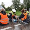 Umweltaktivisten haben in den Morgenstunden des Dienstag eine wichtige Hauptverkehrsroute in Kempten blockiert. Wie die Polizei auf Anfrage von all-in.de mitgeteilt hat, klebten die sechs Aktivisten im Alter zwischen 20 und 62 Jahren sich mit Sekundenkleber an der Straße fest. Die Polizei wurde gegen 8:07 Uhr über die Aktion informiert. Die Stephanstraße (in der Nähe des Berliner Platzes) ist auf Höhe eines Fast-Food-Restaurants für den Verkehr in Richtung Innenstadt blockiert. 
[video]https://www.youtube.com/watch?v=wNGjZIlHC2s[/video]
Verkehrsbehinderungen durch Aktion
Die Polizei richtete daraufhin eine örtliche Umleitung ein. Die Autobahnausfahrt Kempten war wegen der Protestaktion ebenfalls gesperrt. Es kommt zu Verkehrsbehinderungen. Nach Angaben der Polizei waren gegen 9 Uhr bereits fünf der sechs Personen durch Einsatzkräften von der Straße "gelöst" worden. Den Aktivisten droht nun eine Strafanzeige wegen Nötigung.

Bereits im Mai hatte eine Gruppe von Umweltschutzaktivisten mit einer vergleichbaren Aktion in Kempten auf sich aufmerksam gemacht. Aktivisten kleben sich auf Straße fest - Protest mittlerweile aufgelöst