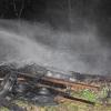 In Bad Wörishofen musste die Freiwillige Feuerwehr am Montagabend innerhalb kürzester Zeit zu zwei Bränden ausrücken. In beiden Fällen gingen - aus noch unbekannten Gründen - Hütten in Flammen auf.
Beide Brandorte nur einige hundert Meter voneinander entfernt
Zunächst war gegen 20:30 Uhr der Brand einer Hütte in der Nähe der Bad Wörishofer Therme gemeldet worden. Noch während des Einsatzes ging dann der Notruf wegen einer zweiten - ca. 500 Meter entfernten - Hütte bei der Leitstelle ein. Nach Angaben der Polizei zerstörten die Flammen beide Hütten vollständig.Waldbrand verhindert
Die alarmierten Feuerwehren waren mit rund 30 Einsatzkräften an den Brandorten und konnten ein Übergreifen der Flammen auf den angrenzenden Wald verhindern. Insgesamt entstand ein Sachschaden von rund 15.000 Euro.Zeugenaufruf der Kripo
Noch sind die Ursachen für die Brände unklar. Die Kriminalpolizei Memmingen hat die Ermittlungen übernommen. Die Polizei fragt: "Wer hat in den Abendstunden des Montag verdächtige Personen im Bereich der Therme beobachtet oder kann Hinweise zu den Brandursachen geben?" Die Kriminalpolizei Memmingen ist unter der Telefonnummer 08331/1-000 erreichbar.