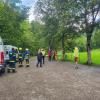 Update 15:35 Uhr:Nach dem tödlichen Unfall in der Starzlachklamm, hat die Staatanwaltschaft Kempten nun Verfahren wegen fahrlässiger Tötung eingeleitet. Erste Ermittlungsergebnisse ergeben der Polizei nach, dass zwei Führern ("Guides") die fahrlässige Tötung der Frau zur Last gelegt wird. Die beiden Guides, eine 32 Jahre alte Frau und ein 49 Jahre alter Mann, betreuten die Gruppe, zu der die 27-jährige Verstorbene gehörte.

Ein weiteres Ermittlungsverfahren wegen fahrlässiger Körperverletzung leitete die Staatsanwaltschaft gegen zwei weitere Guides ein. Diese beiden Guides im Alter von 38 und 60 Jahren leiteten die andere Gruppe des 31-jährigen Verletzten.Zentrale Frage der Ermittlungen: Warum waren die Gruppen in der Klamm?Zu den zentralen Fragen der Ermittlung gehört weiterhin die Frage, wieso  sich die Gruppen trotz der Witterung und des schnell ansteigenden Wasserpegels in der Starzlachklamm befanden. Die weiteren Ermittlungen der Polizei unter Sachleitung der Staatsanwaltschaft Kempten gestalten sich umfangreich. Unter anderem steht noch eine größere Zahl an Zeugenvernehmungen an, sodass die Polizei in den nächsten Tagen voraussichtlich nicht mit neuen Erkenntnissen rechnet.Berichtigung einer VerwechslungAußerdem teilte die Polizei mit, dass ein Umstand der bisherigen Berichterstattung berichtigt werden muss: Bisher hieß es, dass ein 49-jähriger Mann schwer und ein 31-jähriger Mann leicht verletzt worden sind. Dies stellt eine Verwechslung dar. Richtig ist, dass der 49-jährige Mann leicht verletzt wurde und das Krankenhaus gestern im Lauf des Tages wieder verlassen konnte. Der 31-jährige Mann hingegen wurde schwer verletzt und befindet sich noch immer in stationärer Behandlung. Es besteht jedoch keine Lebensgefahr.Update 8:00 Uhr:
Wie gestern bereits berichtet, galt eine 27-jährige Frau in der Starzlachklamm als vermisst, die nach einem starken Anstieg des Wasserpegels mitgerissen wurde. Einsatzkräfte konnten sie heute nur noch tot bergen. Wie die ersten Ermittlungen ergeben haben, befanden sich gestern mehrere Veranstalter mit geführten Canyoning-Touren in der Starzlachklamm. Einige dieser Gruppen wurden offenbar nach dem Starkregen vom binnen 10-15 Minuten rasch ansteigenden Pegel durch die Wassermassen vom weiteren Fortkommen abgeschnitten. Dabei wurden mindestens acht Personen eingeschlossen und mindestens drei Personen mitgerissen, die 27-jährige Frau galt anschließend als vermisst. Ein 49-jähriger Mann wurde schwer, ein 31-jähriger Mann leicht verletzt.
[video]https://www.youtube.com/watch?v=ns46DGeiX7k[/video]Abbruch der SucheNach der Alarmierung leiteten die Einsatzkräfte umfangreiche Rettungs- und Suchmaßnahmen ein. Sie retteten mehrere Personen aus der Klamm, darunter die beiden verletzten Männer. Parallel dazu starteten sie die Suche nach der vermissten Frau. Diese mussten mit Einbruch der Dunkelheit und aufgrund des nach wie vor hohen Wasserstands erfolglos abgebrochen werden. In den frühen Morgenstunden des 03.09.2022 nahmen die Einsatzkräfte die Suchmaßnahmen wieder auf und fanden die Frau bereits wenig später leblos in der Klamm. Ein hinzugerufener Notarzt konnte nur noch den Tod der Frau feststellen.Der 49-Jährige befindet sich in stationärer Behandlung im Krankenhaus, der 31-jährige Leichtverletzte soll das Krankenhaus im Laufe des heutigen Tages verlassen können. Die Alpine Einsatzgruppe des Polizeipräsidium Schwaben Süd/West hat die Ermittlungen aufgenommen. Aufgabe der Ermittlungen wird es auch sein, eventuell bestehende Verantwortlichkeiten der Veranstalter zu prüfen.﻿150 Kräfte im EinsatzIm Einsatz waren die Bergwacht Sonthofen, die Bergwachtcanyonrettungsgruppe, die Wasserwacht, die DLRG, die Feuerwehr, der Rettungsdienst, die Hubschrauber Christoph 17 und Edelweiß 2, die Alpine Einsatzgruppe der Polizei, die Polizeiinspektionen Sonthofen, Immenstadt und Kempten, das KIT Berg und Land und das THW mit insgesamt rund 150 Einsatzkräften an beiden Tagen.Update, 20:45 Uhr:Aufgrund der Dunkelheit ist die Suchaktion in der Starzlachklamm vorerst beendet worden. Nach Angaben des Polizeipräsidiums Schwaben Süd/West wird die Suche nach der vermissten Person am Sonntagmorgen fortgesetzt. Bei den zwei verletzten Männern soll es sich um Mitglieder einer Canyoning-Gruppe handeln. Auch die vermisste Frau war Teil der Gruppe, so die Polizei. 

Update, 18:50 Uhr:

Nach Angaben des Polizeipräsidiums Schwaben Süd/West läuft der Einsatz in der Starzlachklamm weiter. Durch das Starkregenereignis sind in der Klamm zwei Personen verletzt worden. Aktuell läuft noch die Suche nach einer vermissten Person, so die Polizei.
[embedcode=d2b8lw7s1ov][/embedcode]Ursprungsmeldung:
In der Starzlachklamm bei Sonthofen läuft derzeit ein Einsatz von Polizei, Wasserwacht, Bergwacht, Feuerwehr und Rettungsdienst. Wie das Polizeipräsidium Schwaben Süd/West auf Anfrage von all-in.de bestätigte, ging der Notruf um 15:31 Uhr ein. Derzeit befänden sich möglicherweise mehrere Personen in "Wassernot".Möglicherweise Flutwelle durch Starkregen
Grund für den Einsatz war wohl ein plötzlich einsetzender Starkregen. Einsatzkräfte vor Ort bestätigen, dass Augenzeugen von einer plötzlichen Flutwelle berichteten. Laut dem Instagram-Auftritt der DLRG Sonthofen sind mehrere Personen vom Wasser eingeschlossen worden. Die Schnelleinsatzgruppe der DLRG-Sonthofen sei im Einsatz.

[embedcode=0519n1s6xxtn][/embedcode]Weitere Informationen folgen.