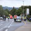 Umweltaktivisten haben in den Morgenstunden des Dienstag eine wichtige Hauptverkehrsroute in Kempten blockiert. Wie die Polizei auf Anfrage von all-in.de mitgeteilt hat, klebten die sechs Aktivisten im Alter zwischen 20 und 62 Jahren sich mit Sekundenkleber an der Straße fest. Die Polizei wurde gegen 8:07 Uhr über die Aktion informiert. Die Stephanstraße (in der Nähe des Berliner Platzes) ist auf Höhe eines Fast-Food-Restaurants für den Verkehr in Richtung Innenstadt blockiert. 
[video]https://www.youtube.com/watch?v=wNGjZIlHC2s[/video]
Verkehrsbehinderungen durch Aktion
Die Polizei richtete daraufhin eine örtliche Umleitung ein. Die Autobahnausfahrt Kempten war wegen der Protestaktion ebenfalls gesperrt. Es kommt zu Verkehrsbehinderungen. Nach Angaben der Polizei waren gegen 9 Uhr bereits fünf der sechs Personen durch Einsatzkräften von der Straße "gelöst" worden. Den Aktivisten droht nun eine Strafanzeige wegen Nötigung.

Bereits im Mai hatte eine Gruppe von Umweltschutzaktivisten mit einer vergleichbaren Aktion in Kempten auf sich aufmerksam gemacht. Aktivisten kleben sich auf Straße fest - Protest mittlerweile aufgelöst