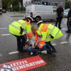 Umweltaktivisten haben in den Morgenstunden des Dienstag eine wichtige Hauptverkehrsroute in Kempten blockiert. Wie die Polizei auf Anfrage von all-in.de mitgeteilt hat, klebten die sechs Aktivisten im Alter zwischen 20 und 62 Jahren sich mit Sekundenkleber an der Straße fest. Die Polizei wurde gegen 8:07 Uhr über die Aktion informiert. Die Stephanstraße (in der Nähe des Berliner Platzes) ist auf Höhe eines Fast-Food-Restaurants für den Verkehr in Richtung Innenstadt blockiert. 
[video]https://www.youtube.com/watch?v=wNGjZIlHC2s[/video]
Verkehrsbehinderungen durch Aktion
Die Polizei richtete daraufhin eine örtliche Umleitung ein. Die Autobahnausfahrt Kempten war wegen der Protestaktion ebenfalls gesperrt. Es kommt zu Verkehrsbehinderungen. Nach Angaben der Polizei waren gegen 9 Uhr bereits fünf der sechs Personen durch Einsatzkräften von der Straße "gelöst" worden. Den Aktivisten droht nun eine Strafanzeige wegen Nötigung.

Bereits im Mai hatte eine Gruppe von Umweltschutzaktivisten mit einer vergleichbaren Aktion in Kempten auf sich aufmerksam gemacht. Aktivisten kleben sich auf Straße fest - Protest mittlerweile aufgelöst