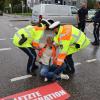 Umweltaktivisten haben in den Morgenstunden des Dienstag eine wichtige Hauptverkehrsroute in Kempten blockiert. Wie die Polizei auf Anfrage von all-in.de mitgeteilt hat, klebten die sechs Aktivisten im Alter zwischen 20 und 62 Jahren sich mit Sekundenkleber an der Straße fest. Die Polizei wurde gegen 8:07 Uhr über die Aktion informiert. Die Stephanstraße (in der Nähe des Berliner Platzes) ist auf Höhe eines Fast-Food-Restaurants für den Verkehr in Richtung Innenstadt blockiert. 
[video]https://www.youtube.com/watch?v=wNGjZIlHC2s[/video]
Verkehrsbehinderungen durch Aktion
Die Polizei richtete daraufhin eine örtliche Umleitung ein. Die Autobahnausfahrt Kempten war wegen der Protestaktion ebenfalls gesperrt. Es kommt zu Verkehrsbehinderungen. Nach Angaben der Polizei waren gegen 9 Uhr bereits fünf der sechs Personen durch Einsatzkräften von der Straße "gelöst" worden. Den Aktivisten droht nun eine Strafanzeige wegen Nötigung.

Bereits im Mai hatte eine Gruppe von Umweltschutzaktivisten mit einer vergleichbaren Aktion in Kempten auf sich aufmerksam gemacht. Aktivisten kleben sich auf Straße fest - Protest mittlerweile aufgelöst