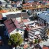 Der Neubau des Hotels der Hirschbrauerei Sonthofen geht weiter voran. Nachdem ein Großteil des Bestands weichen musste, erkennt man jetzt schon die Höhe des Hauptgebäudes mit Rezeption, Suiten und dem bekannten Restaurant "Hirsch". Doch auch wenn der Bau gut voran geht, gibt es auf der Baustelle in der Stadtmitte von Sonthofen, immer wieder Überraschungen. So wurde neben alten Zeitungen und einem Erotik-Kalender aus dem Jahre 1982 jetzt auch ein weiterer Keller gefunden.
Keller gefunden"In der Grüntenstraße wurde ein Keller entdeckt, der in keiner Aufzeichnung vorhanden war. Wir schätzen die Erstellung vor 1900. Und dann hier und da kleinere Überraschungen, wie z.B. Rohre, die nicht da sein sollten, wo sie waren, aber zum Glück nichts Größeres",so Kilian Stückler. Der Keller wird jetzt zugeschüttet. Eine unerwartete weitere Ausgabe, weil auch Bohrpfähle dort eingebracht werden müssen. Auch wenn die Kosten des Neubaus des Hotels mittlerweile gestiegen sind, liegen diese noch im Rahmen so Stückler. Zunächst gab es schon eine Steigerung durch Corona, welche durch den Krieg in der Ukraine nochmal verschärft wurde.Ukraine und RusslandDoch Bauherr Kilian Stückler hatte Glück. Die Baufirmen kamen ihm mit einem fairen Angebot entgegen. "Bei den Lieferzeiten ist es aber leider wirklich so, dass man doch das ein oder andere mal warten muss bzw. deutlich vorher bestellen muss, wenn man etwas braucht. Es ist erstaunlich, wie viele Materialien aus der Ukraine, Russland oder asiatischen Ländern kommen," so Geschäftsführer Kilian Stückler. In der Grüntenstraße wurden jetzt die Stockwerke bis auf die Grundmauer im Erdgeschoss abgetragen und neu aufgebaut. In der Hirschstraße steht ein Großteil des Rohbaus schon.