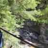 Update 15:35 Uhr:Nach dem tödlichen Unfall in der Starzlachklamm, hat die Staatanwaltschaft Kempten nun Verfahren wegen fahrlässiger Tötung eingeleitet. Erste Ermittlungsergebnisse ergeben der Polizei nach, dass zwei Führern ("Guides") die fahrlässige Tötung der Frau zur Last gelegt wird. Die beiden Guides, eine 32 Jahre alte Frau und ein 49 Jahre alter Mann, betreuten die Gruppe, zu der die 27-jährige Verstorbene gehörte.

Ein weiteres Ermittlungsverfahren wegen fahrlässiger Körperverletzung leitete die Staatsanwaltschaft gegen zwei weitere Guides ein. Diese beiden Guides im Alter von 38 und 60 Jahren leiteten die andere Gruppe des 31-jährigen Verletzten.Zentrale Frage der Ermittlungen: Warum waren die Gruppen in der Klamm?Zu den zentralen Fragen der Ermittlung gehört weiterhin die Frage, wieso  sich die Gruppen trotz der Witterung und des schnell ansteigenden Wasserpegels in der Starzlachklamm befanden. Die weiteren Ermittlungen der Polizei unter Sachleitung der Staatsanwaltschaft Kempten gestalten sich umfangreich. Unter anderem steht noch eine größere Zahl an Zeugenvernehmungen an, sodass die Polizei in den nächsten Tagen voraussichtlich nicht mit neuen Erkenntnissen rechnet.Berichtigung einer VerwechslungAußerdem teilte die Polizei mit, dass ein Umstand der bisherigen Berichterstattung berichtigt werden muss: Bisher hieß es, dass ein 49-jähriger Mann schwer und ein 31-jähriger Mann leicht verletzt worden sind. Dies stellt eine Verwechslung dar. Richtig ist, dass der 49-jährige Mann leicht verletzt wurde und das Krankenhaus gestern im Lauf des Tages wieder verlassen konnte. Der 31-jährige Mann hingegen wurde schwer verletzt und befindet sich noch immer in stationärer Behandlung. Es besteht jedoch keine Lebensgefahr.Update 8:00 Uhr:
Wie gestern bereits berichtet, galt eine 27-jährige Frau in der Starzlachklamm als vermisst, die nach einem starken Anstieg des Wasserpegels mitgerissen wurde. Einsatzkräfte konnten sie heute nur noch tot bergen. Wie die ersten Ermittlungen ergeben haben, befanden sich gestern mehrere Veranstalter mit geführten Canyoning-Touren in der Starzlachklamm. Einige dieser Gruppen wurden offenbar nach dem Starkregen vom binnen 10-15 Minuten rasch ansteigenden Pegel durch die Wassermassen vom weiteren Fortkommen abgeschnitten. Dabei wurden mindestens acht Personen eingeschlossen und mindestens drei Personen mitgerissen, die 27-jährige Frau galt anschließend als vermisst. Ein 49-jähriger Mann wurde schwer, ein 31-jähriger Mann leicht verletzt.
[video]https://www.youtube.com/watch?v=ns46DGeiX7k[/video]Abbruch der SucheNach der Alarmierung leiteten die Einsatzkräfte umfangreiche Rettungs- und Suchmaßnahmen ein. Sie retteten mehrere Personen aus der Klamm, darunter die beiden verletzten Männer. Parallel dazu starteten sie die Suche nach der vermissten Frau. Diese mussten mit Einbruch der Dunkelheit und aufgrund des nach wie vor hohen Wasserstands erfolglos abgebrochen werden. In den frühen Morgenstunden des 03.09.2022 nahmen die Einsatzkräfte die Suchmaßnahmen wieder auf und fanden die Frau bereits wenig später leblos in der Klamm. Ein hinzugerufener Notarzt konnte nur noch den Tod der Frau feststellen.Der 49-Jährige befindet sich in stationärer Behandlung im Krankenhaus, der 31-jährige Leichtverletzte soll das Krankenhaus im Laufe des heutigen Tages verlassen können. Die Alpine Einsatzgruppe des Polizeipräsidium Schwaben Süd/West hat die Ermittlungen aufgenommen. Aufgabe der Ermittlungen wird es auch sein, eventuell bestehende Verantwortlichkeiten der Veranstalter zu prüfen.﻿150 Kräfte im EinsatzIm Einsatz waren die Bergwacht Sonthofen, die Bergwachtcanyonrettungsgruppe, die Wasserwacht, die DLRG, die Feuerwehr, der Rettungsdienst, die Hubschrauber Christoph 17 und Edelweiß 2, die Alpine Einsatzgruppe der Polizei, die Polizeiinspektionen Sonthofen, Immenstadt und Kempten, das KIT Berg und Land und das THW mit insgesamt rund 150 Einsatzkräften an beiden Tagen.Update, 20:45 Uhr:Aufgrund der Dunkelheit ist die Suchaktion in der Starzlachklamm vorerst beendet worden. Nach Angaben des Polizeipräsidiums Schwaben Süd/West wird die Suche nach der vermissten Person am Sonntagmorgen fortgesetzt. Bei den zwei verletzten Männern soll es sich um Mitglieder einer Canyoning-Gruppe handeln. Auch die vermisste Frau war Teil der Gruppe, so die Polizei. 

Update, 18:50 Uhr:

Nach Angaben des Polizeipräsidiums Schwaben Süd/West läuft der Einsatz in der Starzlachklamm weiter. Durch das Starkregenereignis sind in der Klamm zwei Personen verletzt worden. Aktuell läuft noch die Suche nach einer vermissten Person, so die Polizei.
[embedcode=d2b8lw7s1ov][/embedcode]Ursprungsmeldung:
In der Starzlachklamm bei Sonthofen läuft derzeit ein Einsatz von Polizei, Wasserwacht, Bergwacht, Feuerwehr und Rettungsdienst. Wie das Polizeipräsidium Schwaben Süd/West auf Anfrage von all-in.de bestätigte, ging der Notruf um 15:31 Uhr ein. Derzeit befänden sich möglicherweise mehrere Personen in "Wassernot".Möglicherweise Flutwelle durch Starkregen
Grund für den Einsatz war wohl ein plötzlich einsetzender Starkregen. Einsatzkräfte vor Ort bestätigen, dass Augenzeugen von einer plötzlichen Flutwelle berichteten. Laut dem Instagram-Auftritt der DLRG Sonthofen sind mehrere Personen vom Wasser eingeschlossen worden. Die Schnelleinsatzgruppe der DLRG-Sonthofen sei im Einsatz.

[embedcode=0519n1s6xxtn][/embedcode]Weitere Informationen folgen.