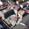 Der Neubau des Hotels der Hirschbrauerei Sonthofen geht weiter voran. Nachdem ein Großteil des Bestands weichen musste, erkennt man jetzt schon die Höhe des Hauptgebäudes mit Rezeption, Suiten und dem bekannten Restaurant "Hirsch". Doch auch wenn der Bau gut voran geht, gibt es auf der Baustelle in der Stadtmitte von Sonthofen, immer wieder Überraschungen. So wurde neben alten Zeitungen und einem Erotik-Kalender aus dem Jahre 1982 jetzt auch ein weiterer Keller gefunden.
Keller gefunden"In der Grüntenstraße wurde ein Keller entdeckt, der in keiner Aufzeichnung vorhanden war. Wir schätzen die Erstellung vor 1900. Und dann hier und da kleinere Überraschungen, wie z.B. Rohre, die nicht da sein sollten, wo sie waren, aber zum Glück nichts Größeres",so Kilian Stückler. Der Keller wird jetzt zugeschüttet. Eine unerwartete weitere Ausgabe, weil auch Bohrpfähle dort eingebracht werden müssen. Auch wenn die Kosten des Neubaus des Hotels mittlerweile gestiegen sind, liegen diese noch im Rahmen so Stückler. Zunächst gab es schon eine Steigerung durch Corona, welche durch den Krieg in der Ukraine nochmal verschärft wurde.Ukraine und RusslandDoch Bauherr Kilian Stückler hatte Glück. Die Baufirmen kamen ihm mit einem fairen Angebot entgegen. "Bei den Lieferzeiten ist es aber leider wirklich so, dass man doch das ein oder andere mal warten muss bzw. deutlich vorher bestellen muss, wenn man etwas braucht. Es ist erstaunlich, wie viele Materialien aus der Ukraine, Russland oder asiatischen Ländern kommen," so Geschäftsführer Kilian Stückler. In der Grüntenstraße wurden jetzt die Stockwerke bis auf die Grundmauer im Erdgeschoss abgetragen und neu aufgebaut. In der Hirschstraße steht ein Großteil des Rohbaus schon.