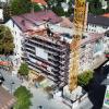 Der Neubau des Hotels der Hirschbrauerei Sonthofen geht weiter voran. Nachdem ein Großteil des Bestands weichen musste, erkennt man jetzt schon die Höhe des Hauptgebäudes mit Rezeption, Suiten und dem bekannten Restaurant "Hirsch". Doch auch wenn der Bau gut voran geht, gibt es auf der Baustelle in der Stadtmitte von Sonthofen, immer wieder Überraschungen. So wurde neben alten Zeitungen und einem Erotik-Kalender aus dem Jahre 1982 jetzt auch ein weiterer Keller gefunden.
Keller gefunden"In der Grüntenstraße wurde ein Keller entdeckt, der in keiner Aufzeichnung vorhanden war. Wir schätzen die Erstellung vor 1900. Und dann hier und da kleinere Überraschungen, wie z.B. Rohre, die nicht da sein sollten, wo sie waren, aber zum Glück nichts Größeres",so Kilian Stückler. Der Keller wird jetzt zugeschüttet. Eine unerwartete weitere Ausgabe, weil auch Bohrpfähle dort eingebracht werden müssen. Auch wenn die Kosten des Neubaus des Hotels mittlerweile gestiegen sind, liegen diese noch im Rahmen so Stückler. Zunächst gab es schon eine Steigerung durch Corona, welche durch den Krieg in der Ukraine nochmal verschärft wurde.Ukraine und RusslandDoch Bauherr Kilian Stückler hatte Glück. Die Baufirmen kamen ihm mit einem fairen Angebot entgegen. "Bei den Lieferzeiten ist es aber leider wirklich so, dass man doch das ein oder andere mal warten muss bzw. deutlich vorher bestellen muss, wenn man etwas braucht. Es ist erstaunlich, wie viele Materialien aus der Ukraine, Russland oder asiatischen Ländern kommen," so Geschäftsführer Kilian Stückler. In der Grüntenstraße wurden jetzt die Stockwerke bis auf die Grundmauer im Erdgeschoss abgetragen und neu aufgebaut. In der Hirschstraße steht ein Großteil des Rohbaus schon.