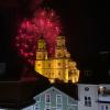 Am Sonntag kam die Sonne zurück auf die Festwoche. Nach zwei Tagen Regen konnten die Besucherinnen und Besucher zum Abschluss nochmal bei strahlend blauem Himmel die Allgäuer Festwoche genießen. Viele gönnten sich ein Eis. Lange Schlangen bildeten sich vor den Fahrgeschäften hinter dem Festzelt, wo nicht nur die Schützenvereine ein wohlverdientes Bier genossen.
Allgäuer Festwoche 2022: OB Kiechle "überglücklich"!