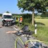 Auf der B12 nach der Ausfahrt Biessenhofen Richtung Kaufbeuren hat es am Montagabend einen schweren Unfall mit mehreren Fahrzeugen gegeben. Die B12 war für mehrere Stunden gesperrt. 
[embedcode=alucb84cvzj][/embedcode]
Fünf Fahrzeuge beteiligt
Gegen 17 Uhr war der 51-jährige Fahrer eines Mercedes Sprinter auf Höhe des Dietweges auf die Gegenfahrbahn geraten und hatte zunächst zwei entgegenkommende Fahrzeuge touchiert. Bei dem Versuch auszuweichen prallten die beiden PKW dann in ein weiteres entgegenkommendes Fahrzeug. Auch ein fünftes Fahrzeug musste dem Unfall ausweichen und landete im Straßengraben, so die Polizei.Insgesamt sechs Verletzte
Bei dem Unfall auf der B12 zogen sich drei Personen schwere Verletzungen zu - drei weitere wurden leicht verletzt. Die Bundesstraße war bis etwa 22 Uhr komplett gesperrt. Der entstandene Sachschaden beläuft sich auf über 80.000 Euro. Zur Klärung der Unfallursache befand sich auch ein Gutachter vor Ort.