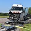 Auf der B12 nach der Ausfahrt Biessenhofen Richtung Kaufbeuren hat es am Montagabend einen schweren Unfall mit mehreren Fahrzeugen gegeben. Die B12 war für mehrere Stunden gesperrt. 
[embedcode=alucb84cvzj][/embedcode]
Fünf Fahrzeuge beteiligt
Gegen 17 Uhr war der 51-jährige Fahrer eines Mercedes Sprinter auf Höhe des Dietweges auf die Gegenfahrbahn geraten und hatte zunächst zwei entgegenkommende Fahrzeuge touchiert. Bei dem Versuch auszuweichen prallten die beiden PKW dann in ein weiteres entgegenkommendes Fahrzeug. Auch ein fünftes Fahrzeug musste dem Unfall ausweichen und landete im Straßengraben, so die Polizei.Insgesamt sechs Verletzte
Bei dem Unfall auf der B12 zogen sich drei Personen schwere Verletzungen zu - drei weitere wurden leicht verletzt. Die Bundesstraße war bis etwa 22 Uhr komplett gesperrt. Der entstandene Sachschaden beläuft sich auf über 80.000 Euro. Zur Klärung der Unfallursache befand sich auch ein Gutachter vor Ort.
