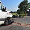 Auf der B12 nach der Ausfahrt Biessenhofen Richtung Kaufbeuren hat es am Montagabend einen schweren Unfall mit mehreren Fahrzeugen gegeben. Die B12 war für mehrere Stunden gesperrt. 
[embedcode=alucb84cvzj][/embedcode]
Fünf Fahrzeuge beteiligt
Gegen 17 Uhr war der 51-jährige Fahrer eines Mercedes Sprinter auf Höhe des Dietweges auf die Gegenfahrbahn geraten und hatte zunächst zwei entgegenkommende Fahrzeuge touchiert. Bei dem Versuch auszuweichen prallten die beiden PKW dann in ein weiteres entgegenkommendes Fahrzeug. Auch ein fünftes Fahrzeug musste dem Unfall ausweichen und landete im Straßengraben, so die Polizei.Insgesamt sechs Verletzte
Bei dem Unfall auf der B12 zogen sich drei Personen schwere Verletzungen zu - drei weitere wurden leicht verletzt. Die Bundesstraße war bis etwa 22 Uhr komplett gesperrt. Der entstandene Sachschaden beläuft sich auf über 80.000 Euro. Zur Klärung der Unfallursache befand sich auch ein Gutachter vor Ort.