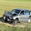 Auf der B12 nach der Ausfahrt Biessenhofen Richtung Kaufbeuren hat es am Montagabend einen schweren Unfall mit mehreren Fahrzeugen gegeben. Die B12 war für mehrere Stunden gesperrt. 
[embedcode=alucb84cvzj][/embedcode]
Fünf Fahrzeuge beteiligt
Gegen 17 Uhr war der 51-jährige Fahrer eines Mercedes Sprinter auf Höhe des Dietweges auf die Gegenfahrbahn geraten und hatte zunächst zwei entgegenkommende Fahrzeuge touchiert. Bei dem Versuch auszuweichen prallten die beiden PKW dann in ein weiteres entgegenkommendes Fahrzeug. Auch ein fünftes Fahrzeug musste dem Unfall ausweichen und landete im Straßengraben, so die Polizei.Insgesamt sechs Verletzte
Bei dem Unfall auf der B12 zogen sich drei Personen schwere Verletzungen zu - drei weitere wurden leicht verletzt. Die Bundesstraße war bis etwa 22 Uhr komplett gesperrt. Der entstandene Sachschaden beläuft sich auf über 80.000 Euro. Zur Klärung der Unfallursache befand sich auch ein Gutachter vor Ort.