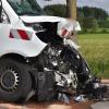 Auf der B12 nach der Ausfahrt Biessenhofen Richtung Kaufbeuren hat es am Montagabend einen schweren Unfall mit mehreren Fahrzeugen gegeben. Die B12 war für mehrere Stunden gesperrt. 
[embedcode=alucb84cvzj][/embedcode]
Fünf Fahrzeuge beteiligt
Gegen 17 Uhr war der 51-jährige Fahrer eines Mercedes Sprinter auf Höhe des Dietweges auf die Gegenfahrbahn geraten und hatte zunächst zwei entgegenkommende Fahrzeuge touchiert. Bei dem Versuch auszuweichen prallten die beiden PKW dann in ein weiteres entgegenkommendes Fahrzeug. Auch ein fünftes Fahrzeug musste dem Unfall ausweichen und landete im Straßengraben, so die Polizei.Insgesamt sechs Verletzte
Bei dem Unfall auf der B12 zogen sich drei Personen schwere Verletzungen zu - drei weitere wurden leicht verletzt. Die Bundesstraße war bis etwa 22 Uhr komplett gesperrt. Der entstandene Sachschaden beläuft sich auf über 80.000 Euro. Zur Klärung der Unfallursache befand sich auch ein Gutachter vor Ort.