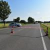 Auf der B12 nach der Ausfahrt Biessenhofen Richtung Kaufbeuren hat es am Montagabend einen schweren Unfall mit mehreren Fahrzeugen gegeben. Die B12 war für mehrere Stunden gesperrt. 
[embedcode=alucb84cvzj][/embedcode]
Fünf Fahrzeuge beteiligt
Gegen 17 Uhr war der 51-jährige Fahrer eines Mercedes Sprinter auf Höhe des Dietweges auf die Gegenfahrbahn geraten und hatte zunächst zwei entgegenkommende Fahrzeuge touchiert. Bei dem Versuch auszuweichen prallten die beiden PKW dann in ein weiteres entgegenkommendes Fahrzeug. Auch ein fünftes Fahrzeug musste dem Unfall ausweichen und landete im Straßengraben, so die Polizei.Insgesamt sechs Verletzte
Bei dem Unfall auf der B12 zogen sich drei Personen schwere Verletzungen zu - drei weitere wurden leicht verletzt. Die Bundesstraße war bis etwa 22 Uhr komplett gesperrt. Der entstandene Sachschaden beläuft sich auf über 80.000 Euro. Zur Klärung der Unfallursache befand sich auch ein Gutachter vor Ort.