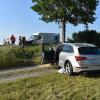 Auf der B12 nach der Ausfahrt Biessenhofen Richtung Kaufbeuren hat es am Montagabend einen schweren Unfall mit mehreren Fahrzeugen gegeben. Die B12 war für mehrere Stunden gesperrt. 
[embedcode=alucb84cvzj][/embedcode]
Fünf Fahrzeuge beteiligt
Gegen 17 Uhr war der 51-jährige Fahrer eines Mercedes Sprinter auf Höhe des Dietweges auf die Gegenfahrbahn geraten und hatte zunächst zwei entgegenkommende Fahrzeuge touchiert. Bei dem Versuch auszuweichen prallten die beiden PKW dann in ein weiteres entgegenkommendes Fahrzeug. Auch ein fünftes Fahrzeug musste dem Unfall ausweichen und landete im Straßengraben, so die Polizei.Insgesamt sechs Verletzte
Bei dem Unfall auf der B12 zogen sich drei Personen schwere Verletzungen zu - drei weitere wurden leicht verletzt. Die Bundesstraße war bis etwa 22 Uhr komplett gesperrt. Der entstandene Sachschaden beläuft sich auf über 80.000 Euro. Zur Klärung der Unfallursache befand sich auch ein Gutachter vor Ort.