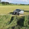 Auf der B12 nach der Ausfahrt Biessenhofen Richtung Kaufbeuren hat es am Montagabend einen schweren Unfall mit mehreren Fahrzeugen gegeben. Die B12 war für mehrere Stunden gesperrt. 
[embedcode=alucb84cvzj][/embedcode]
Fünf Fahrzeuge beteiligt
Gegen 17 Uhr war der 51-jährige Fahrer eines Mercedes Sprinter auf Höhe des Dietweges auf die Gegenfahrbahn geraten und hatte zunächst zwei entgegenkommende Fahrzeuge touchiert. Bei dem Versuch auszuweichen prallten die beiden PKW dann in ein weiteres entgegenkommendes Fahrzeug. Auch ein fünftes Fahrzeug musste dem Unfall ausweichen und landete im Straßengraben, so die Polizei.Insgesamt sechs Verletzte
Bei dem Unfall auf der B12 zogen sich drei Personen schwere Verletzungen zu - drei weitere wurden leicht verletzt. Die Bundesstraße war bis etwa 22 Uhr komplett gesperrt. Der entstandene Sachschaden beläuft sich auf über 80.000 Euro. Zur Klärung der Unfallursache befand sich auch ein Gutachter vor Ort.
